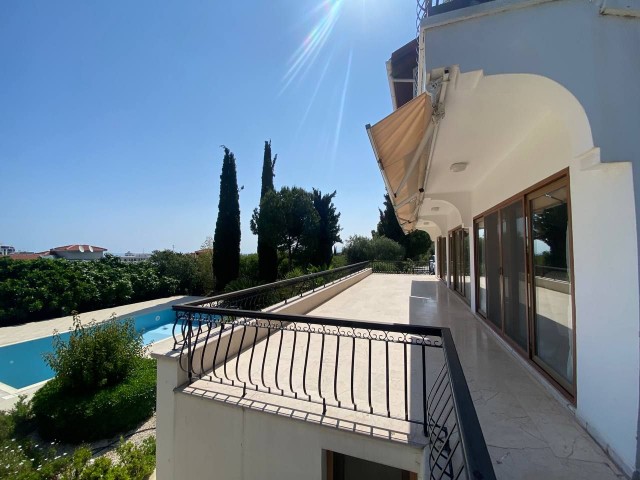 Unsere Maisonette-Villa mit 6 Schlafzimmern, Pool-, Berg- und Meerblick zu vermieten mit einem separaten Haus für Gästehaus/Hausmädchen auf einem 5 Dekaden großen Grundstück in Girne Zeytinlik