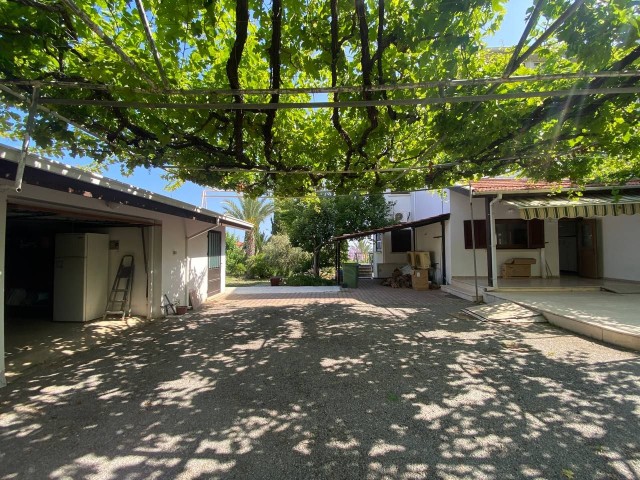 Unsere Maisonette-Villa mit 6 Schlafzimmern, Pool-, Berg- und Meerblick zu vermieten mit einem separaten Haus für Gästehaus/Hausmädchen auf einem 5 Dekaden großen Grundstück in Girne Zeytinlik