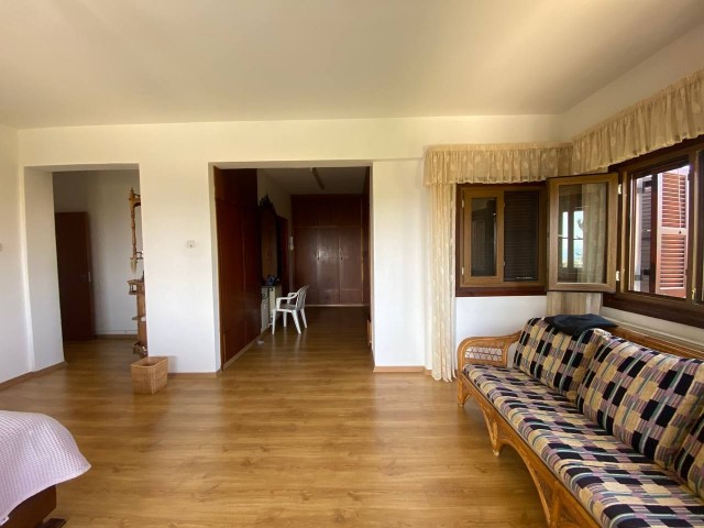 Unsere Maisonette-Villa mit 6 Schlafzimmern, Pool-, Berg- und Meerblick zu vermieten mit einem separaten Haus für Gästehaus/Hausmädchen auf einem 5 Dekaden großen Grundstück in Girne Zeytinlik