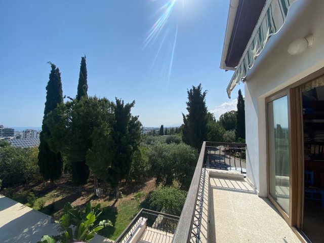 Unsere Maisonette-Villa mit 6 Schlafzimmern, Pool-, Berg- und Meerblick zu vermieten mit einem separaten Haus für Gästehaus/Hausmädchen auf einem 5 Dekaden großen Grundstück in Girne Zeytinlik