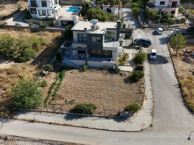 Girne Esentepe'de Salondan Deniz Manzaralı Özenle Dizayn Edilmiş Önü Kapanmaz Manzaralı Satılık  4+1 Lüx Villa