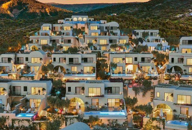 Panoramik Deniz Manzaralı Dağ Tarafımız Girne - Kayalar'da Sonsuzluk Suitli Elite, Premium & Junior Villalar Satışta