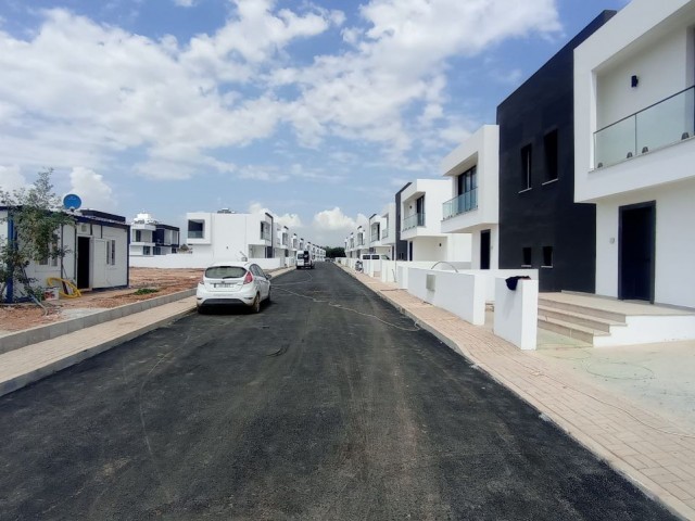 Komplette + komplette Doppelvilla zum Verkauf innerhalb des Grundstücks, geliefert nach 2 Monaten, in der Region Famagusta YENİ BOĞAZİÇİ, vom Eigentümer mit Zahlungsoption