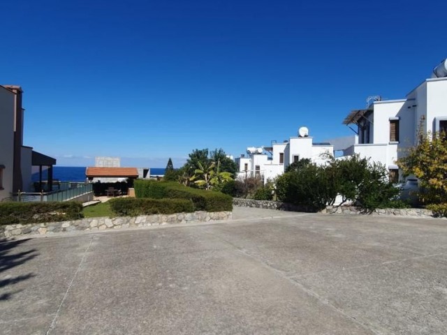 Komplett renovierte Villa mit 2 Schlafzimmern zum Verkauf in Esentepe, Kyrenia, mit herrlicher Berg- und Meeranbindung