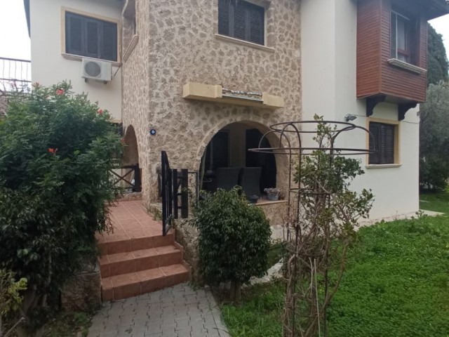 Girne Ozanköy'de aylık ödemeli kiralık 3+1 villa 