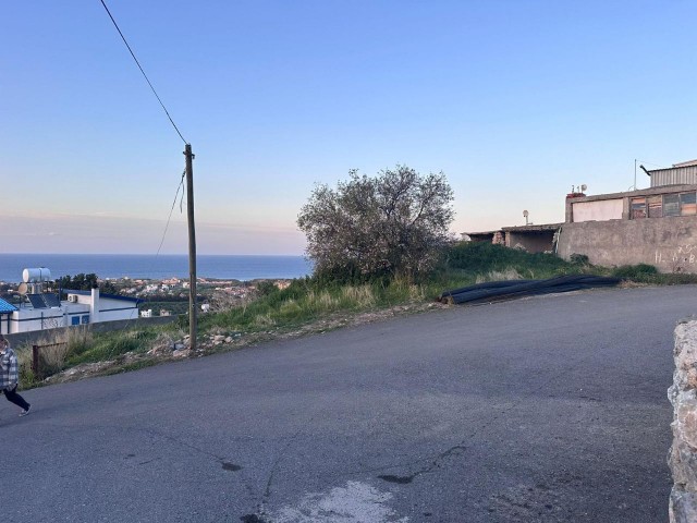 Grundstück ZUM VERKAUF gegen BODEN mit vollem Meerblick im Dorf Karşıyaka