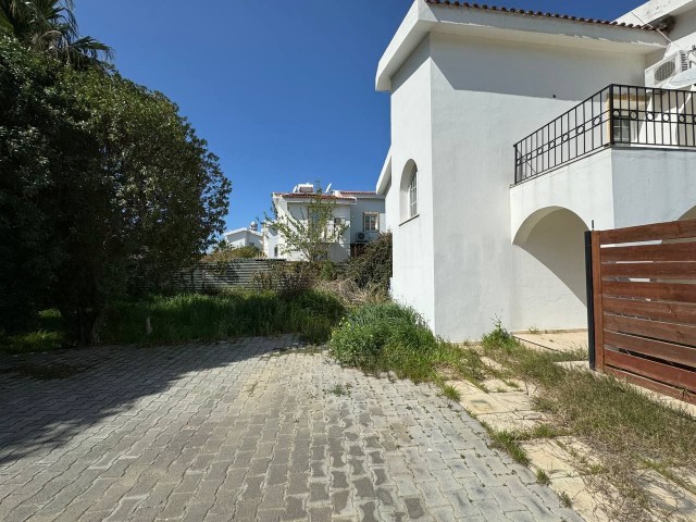 Geräumige Eckvilla mit 3 Schlafzimmern und Pool zum Verkauf in Lapta Kyrenia