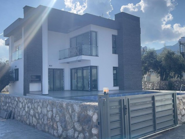 Girne Zeytinlik'te Taşınmaya Hazır 4 Yatak Odalı Satılık Villa