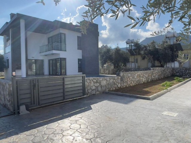 Bezugsfertige Villa mit 4 Schlafzimmern zum Verkauf in Kyrenia Zeytinlik