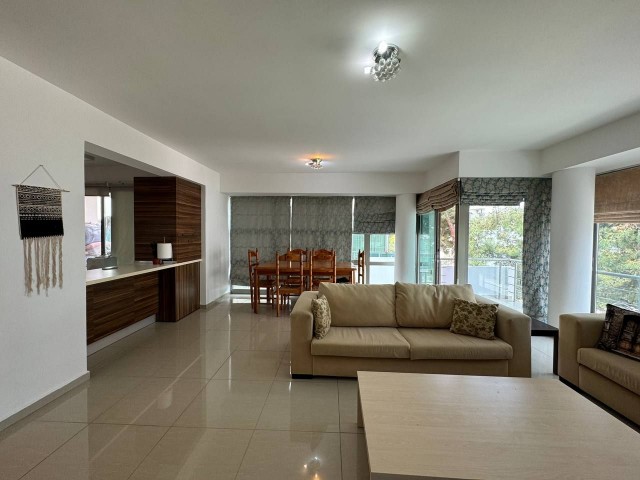 Privates Apartment mit 3 Schlafzimmern und 2 Balkonen in Kyrenia