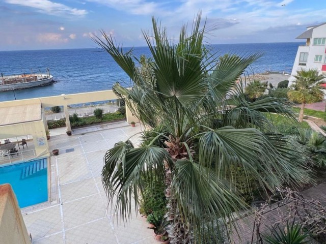 Komplett möbliertes Penthouse mit 3 Schlafzimmern direkt am Strand in Kyrenia