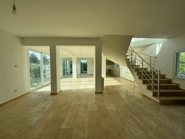 Bezugsfertige 4-Schlafzimmer-Villa mit Garten und Pool, flexibler 84-Monats-Plan mit 0 % Zinsen in Ozanköy – Kyrenia