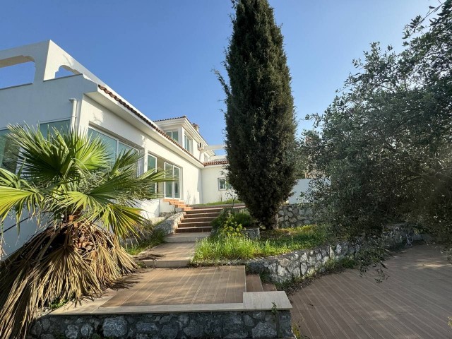 Bezugsfertige 4-Schlafzimmer-Villa mit Garten und Pool, flexibler 84-Monats-Plan mit 0 % Zinsen in Ozanköy – Kyrenia