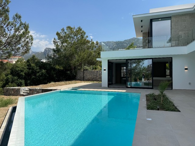 Ultraluxuriöse Villa mit 4 Schlafzimmern, Pool und Garten zum Verkauf in Bellapais, Kyrenia