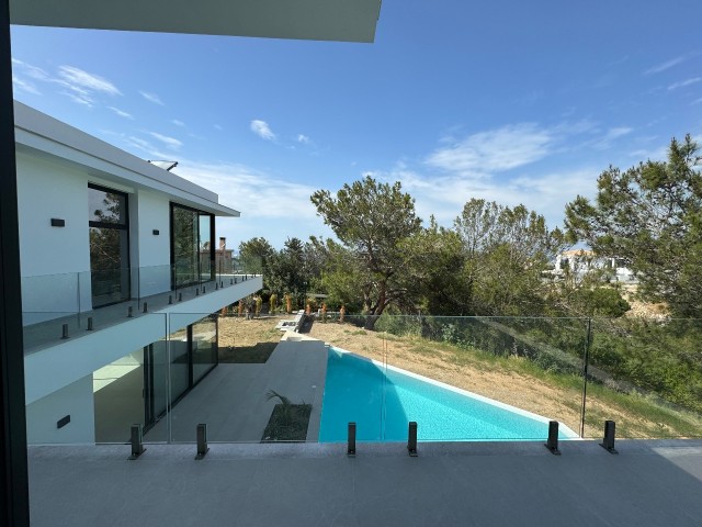Ultraluxuriöse Villa mit 4 Schlafzimmern, Pool und Garten zum Verkauf in Bellapais, Kyrenia