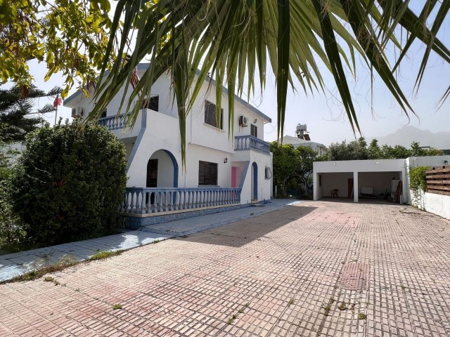 Wiederverkaufte moderne 4-Schlafzimmer-Villa mit üppigem Garten zum Verkauf in Karaoglanoglu, Kyrenia