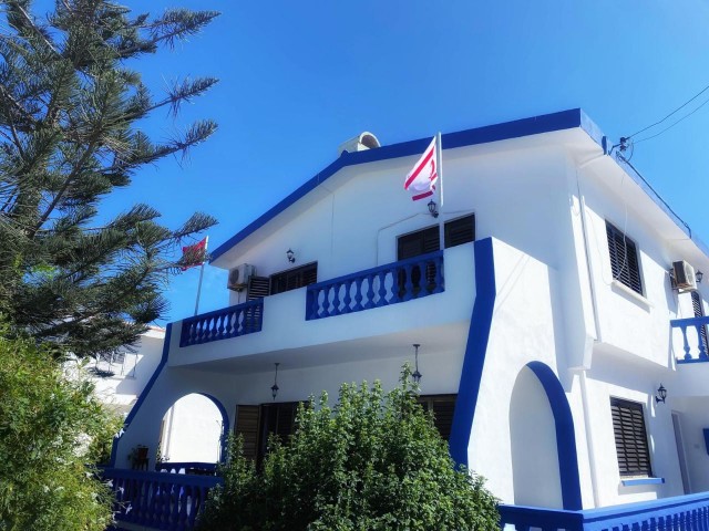 Wiederverkaufte moderne 4-Schlafzimmer-Villa mit üppigem Garten zum Verkauf in Karaoglanoglu, Kyrenia
