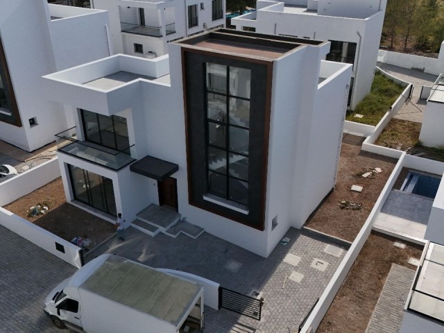 Neu fertiggestellte, bezugsfertige 4+1-Villa auf einem privaten Grundstück in Çatalköy