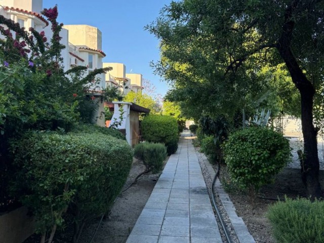 Girne Karaoğlanoğlu'nda Ortak Havuzlu ve Bahçeli 4 yatak odalı full Yenilenmiş ikiz villa