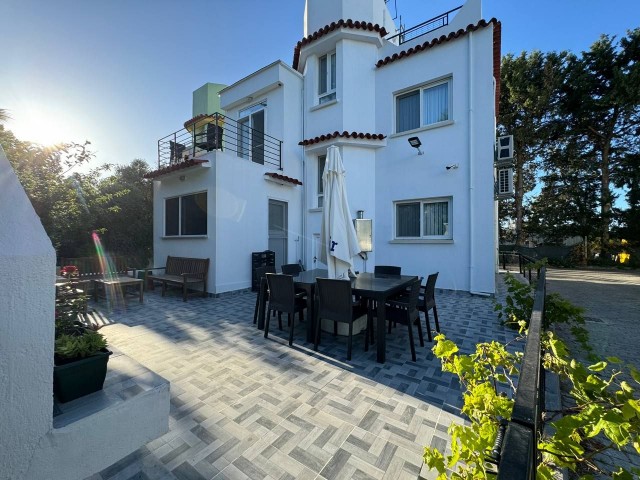 Girne Karaoğlanoğlu'nda Ortak Havuzlu ve Bahçeli 4 yatak odalı full Yenilenmiş ikiz villa