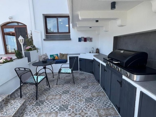 Komplett renovierte Villa mit 5 Schlafzimmern und herrlicher Aussicht, neben einem 1+1 Nebenhaus in Krami, Kyrenia