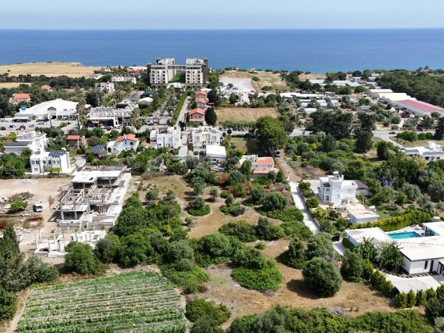 Girne OZANKÖY'de Cratos hotel karşısında merkezi konumda 9 villalık satılık 4 dönüm arazi