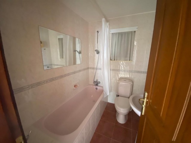 Красивая вилла с 3 спальнями, бассейном и 2 жилыми помещениями на продажу в Озанкой, Кирения