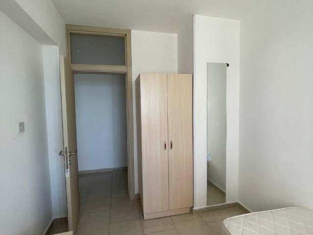 VOLL MÖBLIERTE 2 + 1 WOHNUNG ZUR MIETE FÜR STUDENTEN MIT MEER-UND BERGBLICK IM ZENTRUM VON KYRENIA ** 