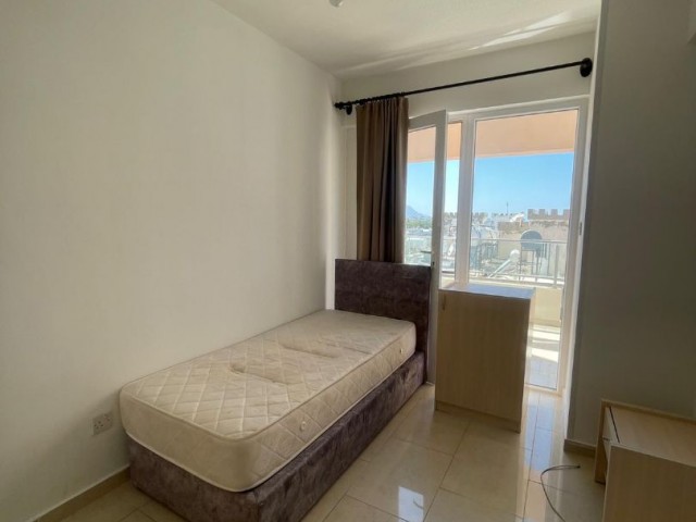 GİRNE MERKEZDE DENİZ VE DAĞ MANZARALI ÖĞRENCİYE KİRALIK YENİ VE FULL EŞYALI 2+1  PENTHOUSE DAİRE