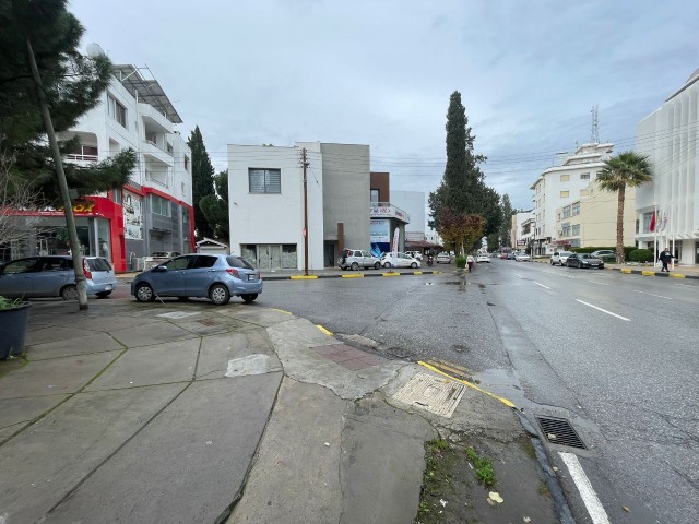 ARBEITSPLATZ ZU VERMIETEN IN DER BEDRETTİN DEMİREL AVENUE, NIKOSIA, IN DER NÄHE DES EINKAUFSZENTRUMS ÖNDER MIT HOHEM ZEICHENWERT