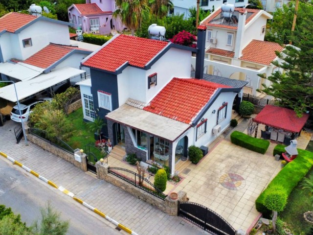 Girne Doğanköy'de  Dağ ve Deniz Manzaralı 3+1 Satılık Villa!