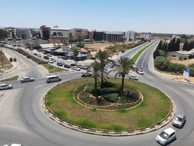 3+1 WOHNUNG ZUM VERKAUF MIT EINEM KOMMERZIELLEN TITEL GEGENÜBER DER CITY MALL AUF DER AUTOBAHN IM ZENTRUM VON FAMAGUSTA ** 