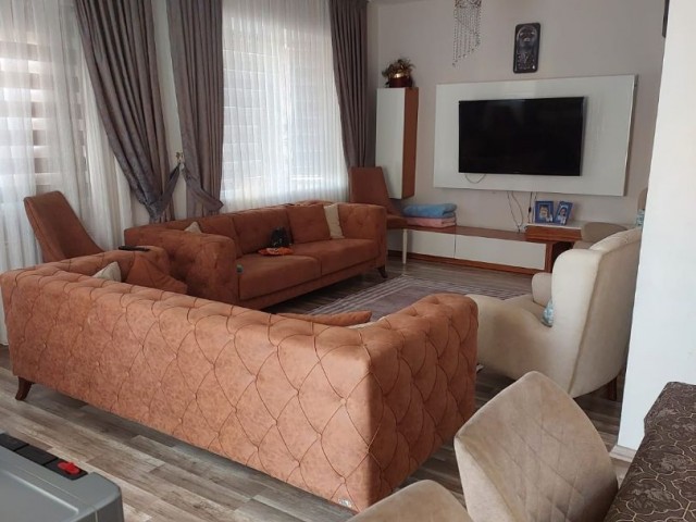 MAĞUSA YENİBOĞAZİÇİNDE ASANSÖRLÜ BİNADA EŞYALI SATILIK 3+1 DAİRE