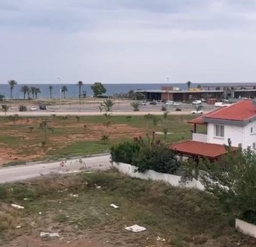 NEUE UNMÖBLIERTE 2+1-WOHNUNG MIT MEERBLICK ZUM VERKAUF IN DER LONG BEACH-GEBIET VON İSKELE