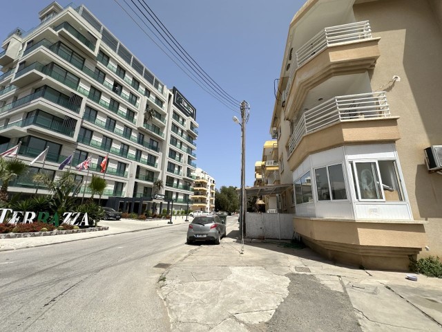 آپارتمان 3+1 برای فروش در طبقه همکف که می توانید از آن برای مقاصد مسکونی یا تجاری در منطقه MAGUSA GÜ