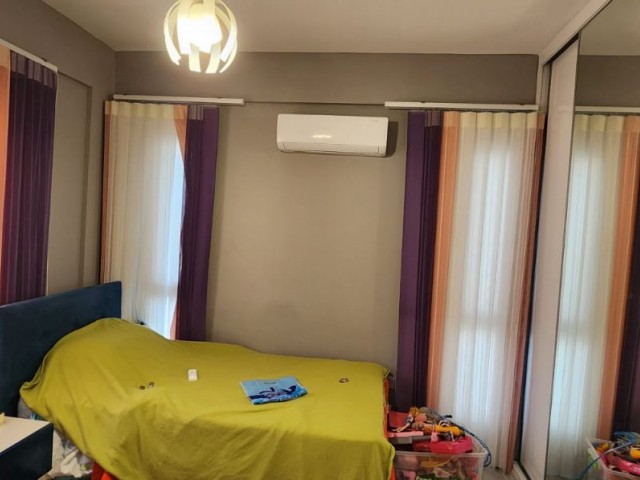 IN DER NÄHE VON CAMELOT BEACH IN ALSANCAK, KOMPLETT MÖBLIERTE WOHNUNG ZU VERKAUFEN 185000 STG