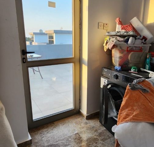 IN DER NÄHE VON CAMELOT BEACH IN ALSANCAK, KOMPLETT MÖBLIERTE WOHNUNG ZU VERKAUFEN 185000 STG