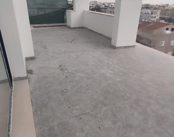 LEFKOŞA GÖÇMENKÖYDE PANDEMİ HASTANESİ CADDESİNDE  TRAFO VE KATKI ÖDEMELERİ YAPILMIŞ TİCARİ İZİNLİ  PENTHOUSE 150000 STG + VERGİLER