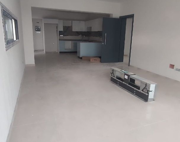 LEFKOŞA GÖÇMENKÖYDE PANDEMİ HASTANESİ CADDESİNDE  TRAFO VE KATKI ÖDEMELERİ YAPILMIŞ TİCARİ İZİNLİ  PENTHOUSE 150000 STG + VERGİLER