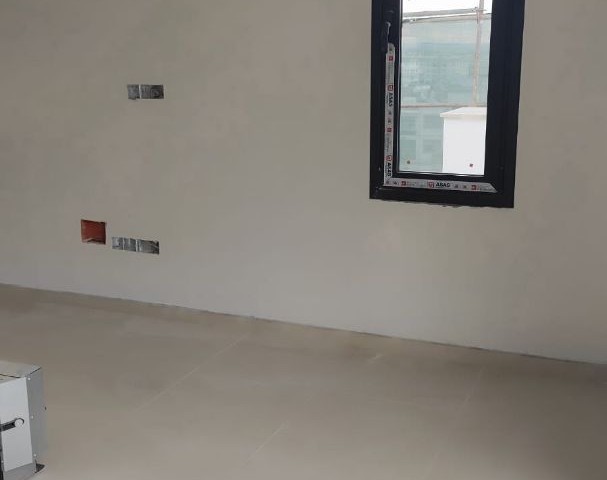 LEFKOŞA GÖÇMENKÖYDE PANDEMİ HASTANESİ CADDESİNDE  TRAFO VE KATKI ÖDEMELERİ YAPILMIŞ TİCARİ İZİNLİ  PENTHOUSE 150000 STG + VERGİLER