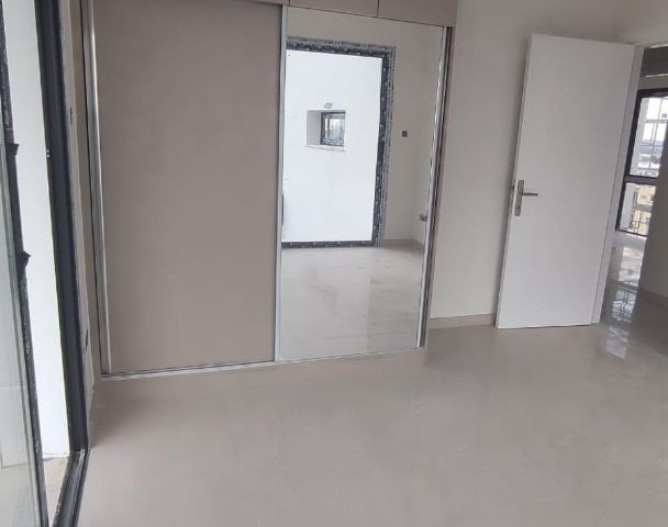 LEFKOŞA GÖÇMENKÖYDE PANDEMİ HASTANESİ CADDESİNDE  TRAFO VE KATKI ÖDEMELERİ YAPILMIŞ TİCARİ İZİNLİ  PENTHOUSE 150000 STG + VERGİLER