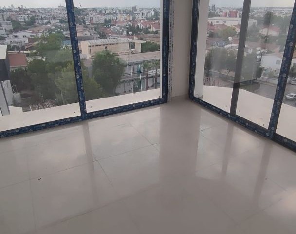 LEFKOŞA GÖÇMENKÖYDE PANDEMİ HASTANESİ CADDESİNDE  TRAFO VE KATKI ÖDEMELERİ YAPILMIŞ TİCARİ İZİNLİ  PENTHOUSE 150000 STG + VERGİLER