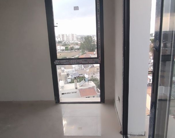 LEFKOŞA GÖÇMENKÖYDE PANDEMİ HASTANESİ CADDESİNDE  TRAFO VE KATKI ÖDEMELERİ YAPILMIŞ TİCARİ İZİNLİ  PENTHOUSE 150000 STG + VERGİLER