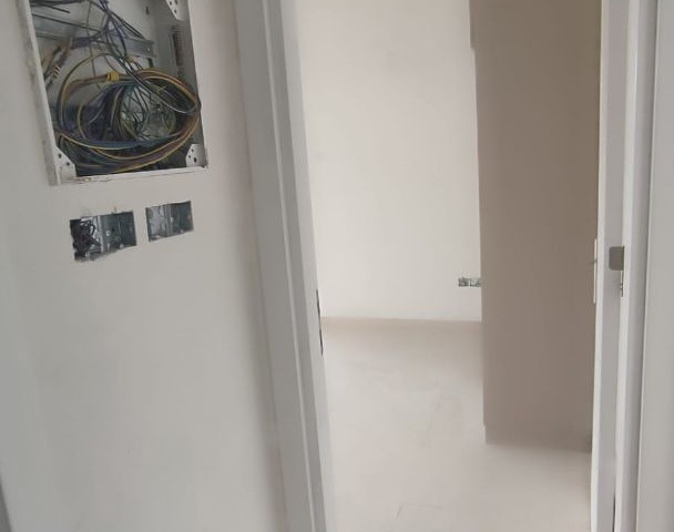 LEFKOŞA GÖÇMENKÖYDE PANDEMİ HASTANESİ CADDESİNDE  TRAFO VE KATKI ÖDEMELERİ YAPILMIŞ TİCARİ İZİNLİ  PENTHOUSE 150000 STG + VERGİLER