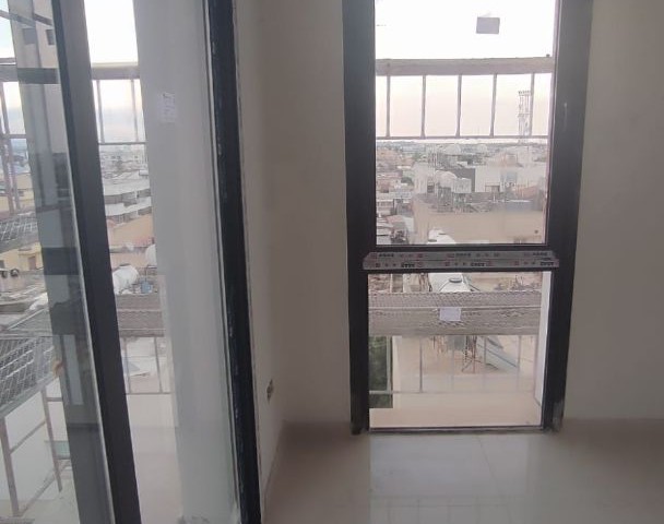 LEFKOŞA GÖÇMENKÖYDE PANDEMİ HASTANESİ CADDESİNDE  TRAFO VE KATKI ÖDEMELERİ YAPILMIŞ TİCARİ İZİNLİ  PENTHOUSE 150000 STG + VERGİLER