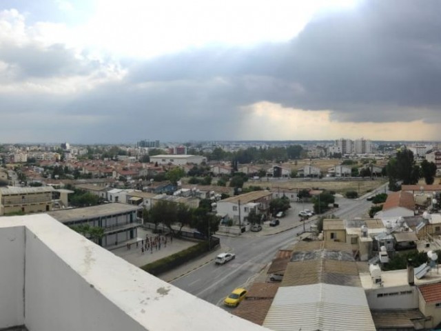 LEFKOŞA GÖÇMENKÖYDE PANDEMİ HASTANESİ CADDESİNDE  TRAFO VE KATKI ÖDEMELERİ YAPILMIŞ TİCARİ İZİNLİ  PENTHOUSE 150000 STG + VERGİLER