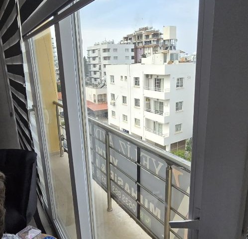 GİRNE MERKEZİ KONUMDA HER YERE YÜRÜYÜŞ MESAFESİNDE 1+1  SATILIK PENTHOUSE 88000 STG 