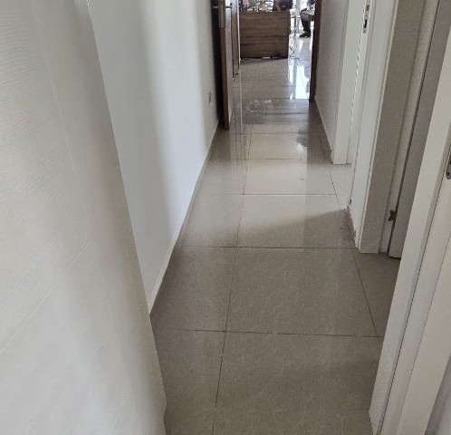 GİRNE MERKEZİ KONUMDA HER YERE YÜRÜYÜŞ MESAFESİNDE 1+1  SATILIK PENTHOUSE 88000 STG 