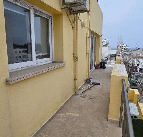 1+1 PENTHOUSE ZUM VERKAUF IN KYRENIA, ZENTRALE LAGE, ALLES IN fußläufiger Entfernung 88000 STG