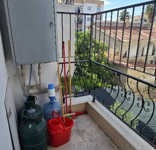 2+1 WOHNUNG ZU VERMIETEN IN NICOSIA KÜÇÜK KAYMAKLI BEREICH VOLL MÖBLIERT 450 STG